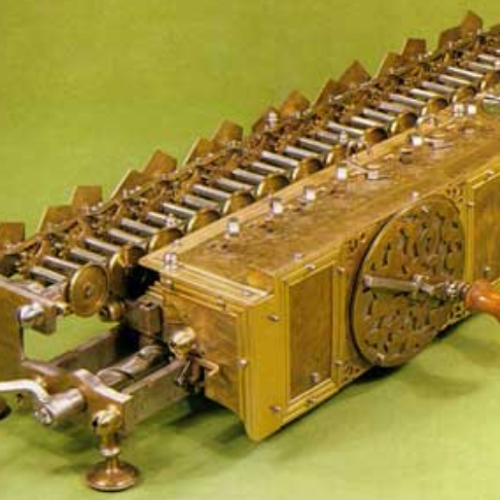 26 dez 1670 ano - La calculadora universal: Diseñada por Gottfried Leibniz  en 1671, y, tras sucesivas modificacio- nes la da por termina-da en 1694.  (rueda escalada de Leibniz) (Linha do tempo)