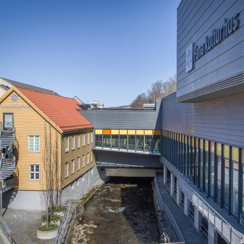 31 oct. 2009 - Fana kulturhus etableres i den gamle veveribygningen. (La  bande de temps)