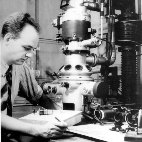 27 feb 1931 año - 1931: Ernst Ruska construyó el primer microscopio  electrónico de transmisión en la Universidad de Berlín. (Cinta de tiempo)