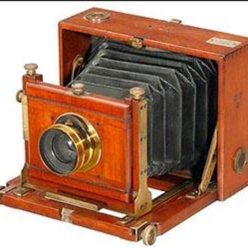 10 oct 1826 año - primer fotógrafo fue Joseph-Nicéphore Niépce en 1826,  utilizando una cámara hecha de madera. A pesar de que esto es considerado  como el origen de la cámara fotográfica,